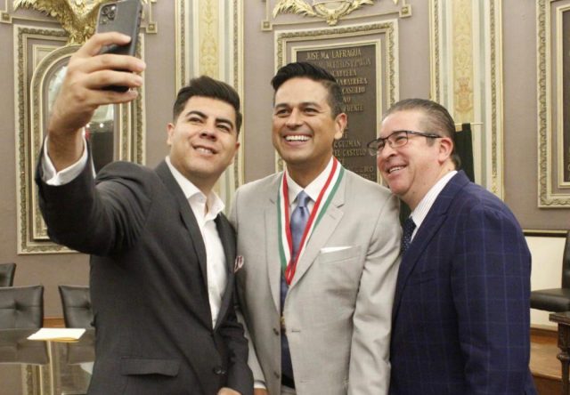 Jonathan Collantes entrega la Medalla 